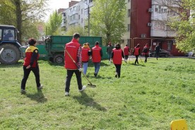 Депутаты вместе с жителями провели субботники в избирательных округах